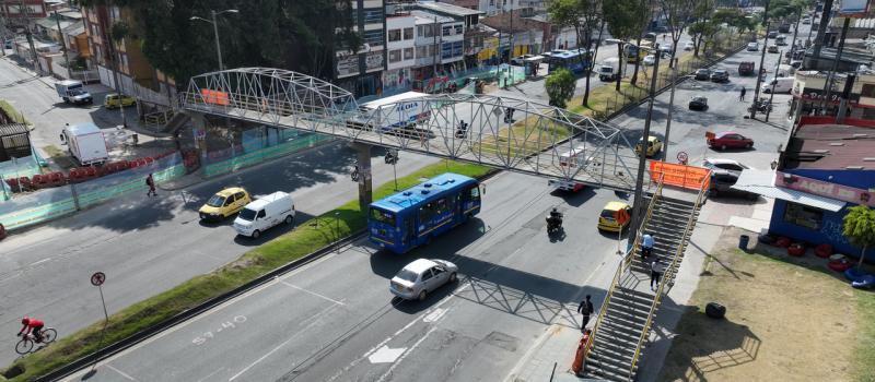 Puente peatonal de la avenida Primero de Mayo con carrera 68 D