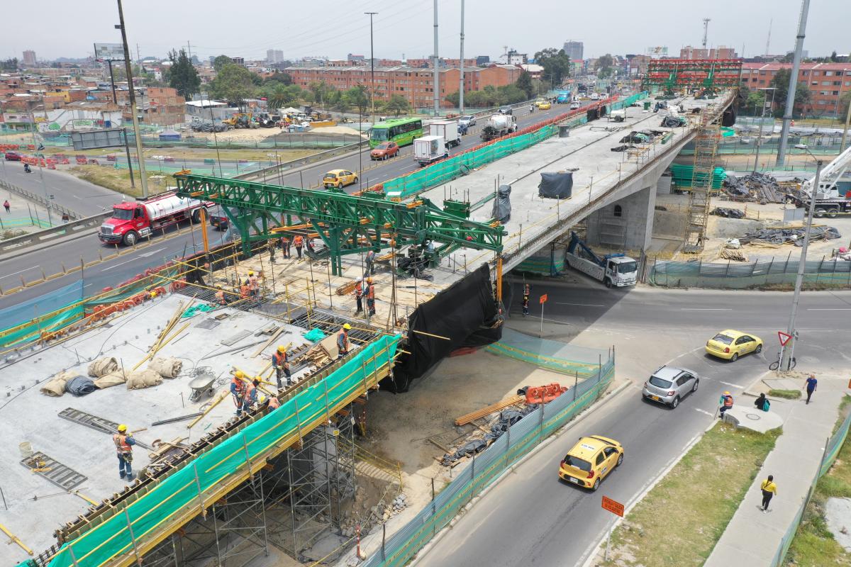 Foto del puente vehicular norte a punto de ser unido con trabajadores en la superficie que trabajan en su construcción