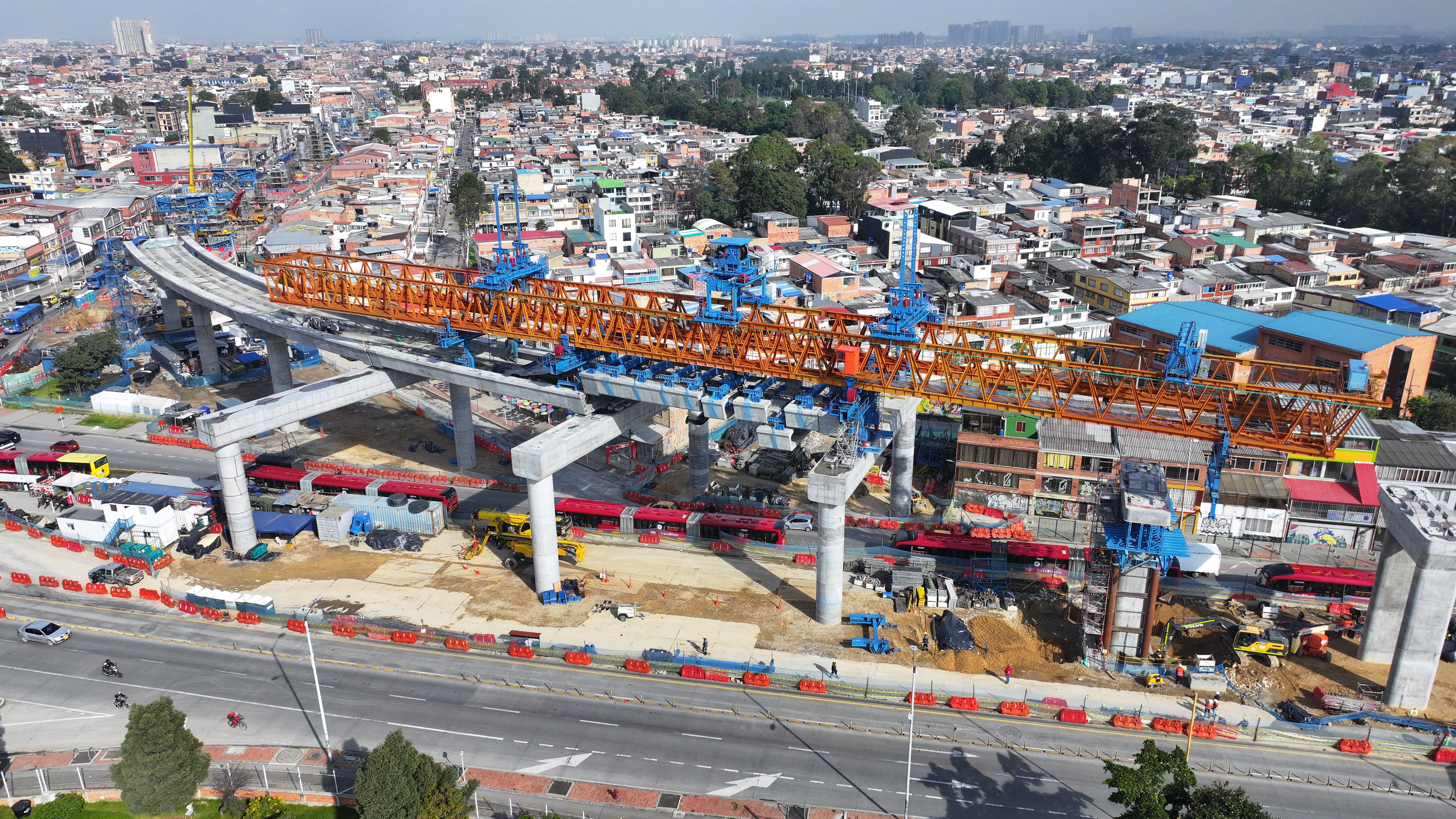 Sobrevuelo viaducto en construcción,  curva con la viga lanzadora