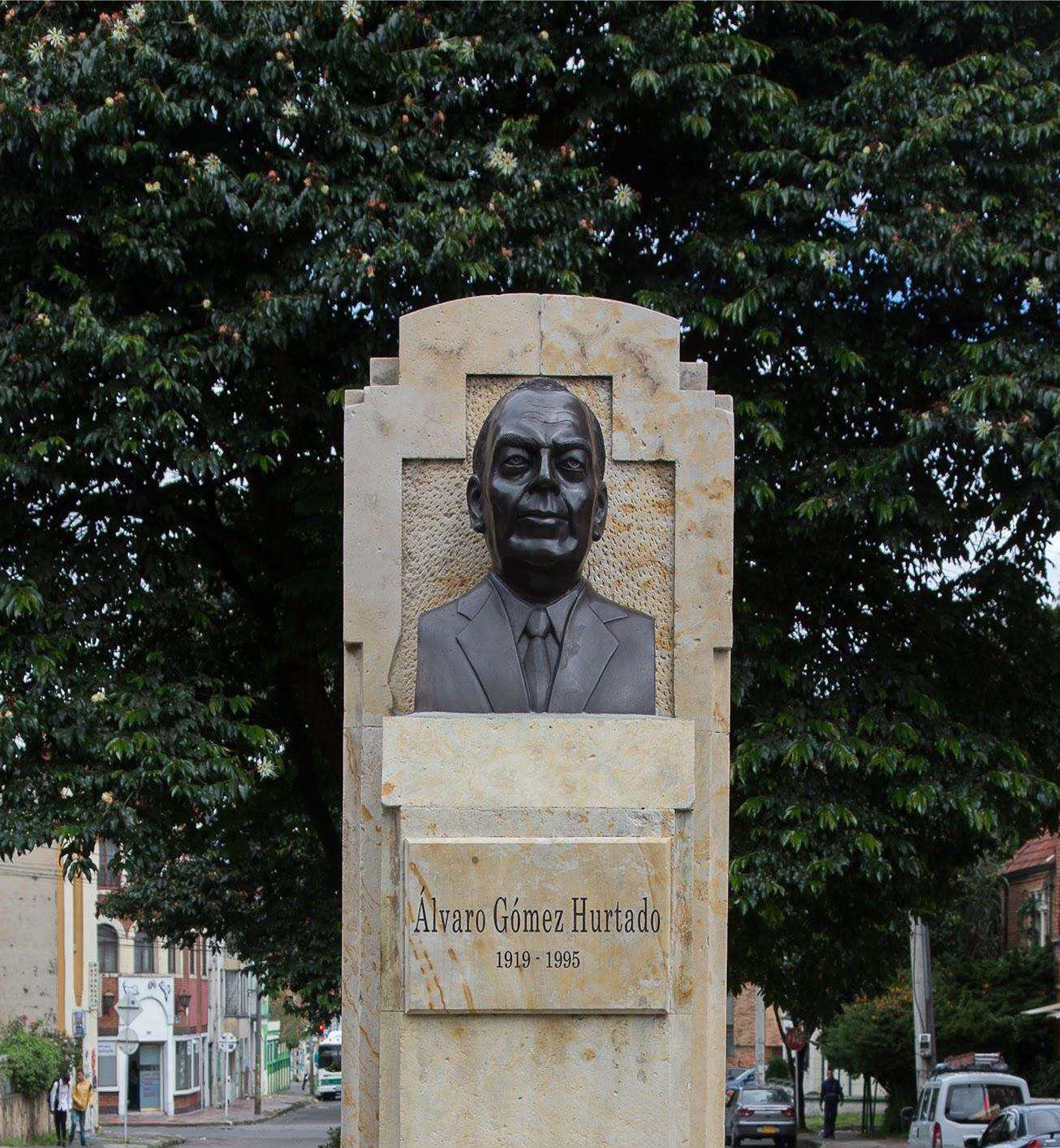 Escultura de Álvaro Gómez Hurtado