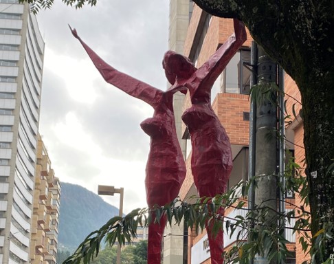 Monumento Mujer abierta