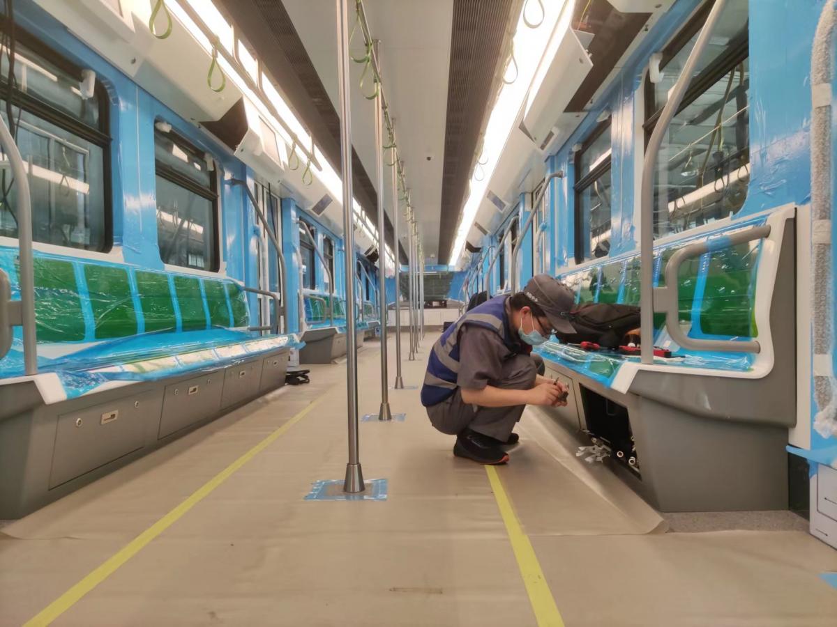 Vagón del metro por dentro con un trabajador