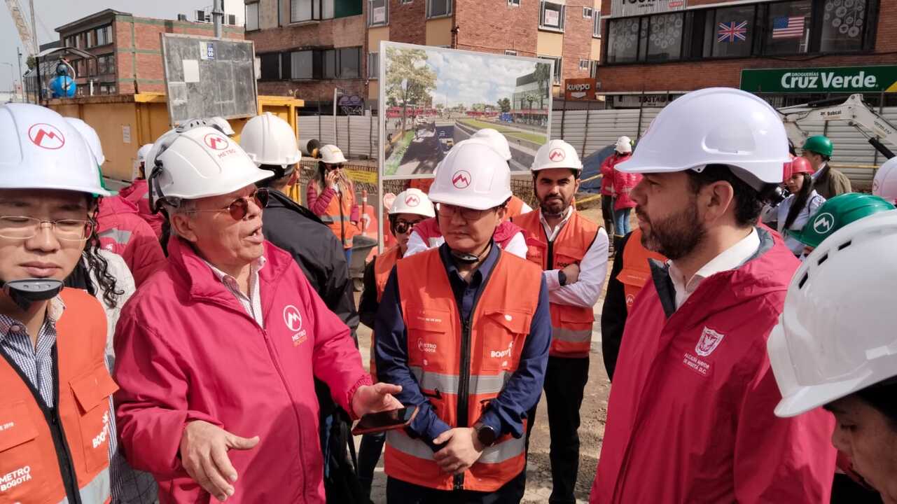 Alcalde Galán hablando con el gerente Narváez y los directivos de CHEC