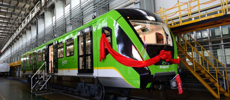 Vagón del metro con cinta roja en visión lateral