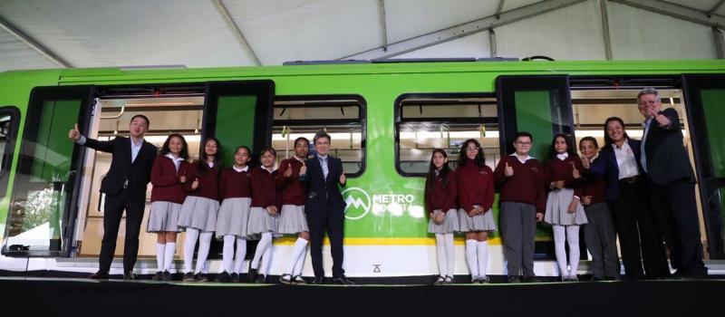 Vagón prototipo con niños de un colegio público y funcionaros del Distrito