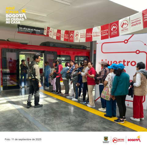 Visita al vagón escuela por parte de un grupo de mujeres del grupo Corporación de Ciudad Verde