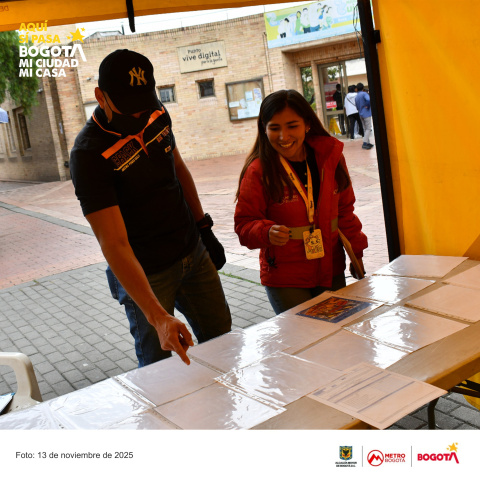 Personas jugando el concéntrese 