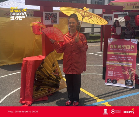 Persona usando un traje típico chino