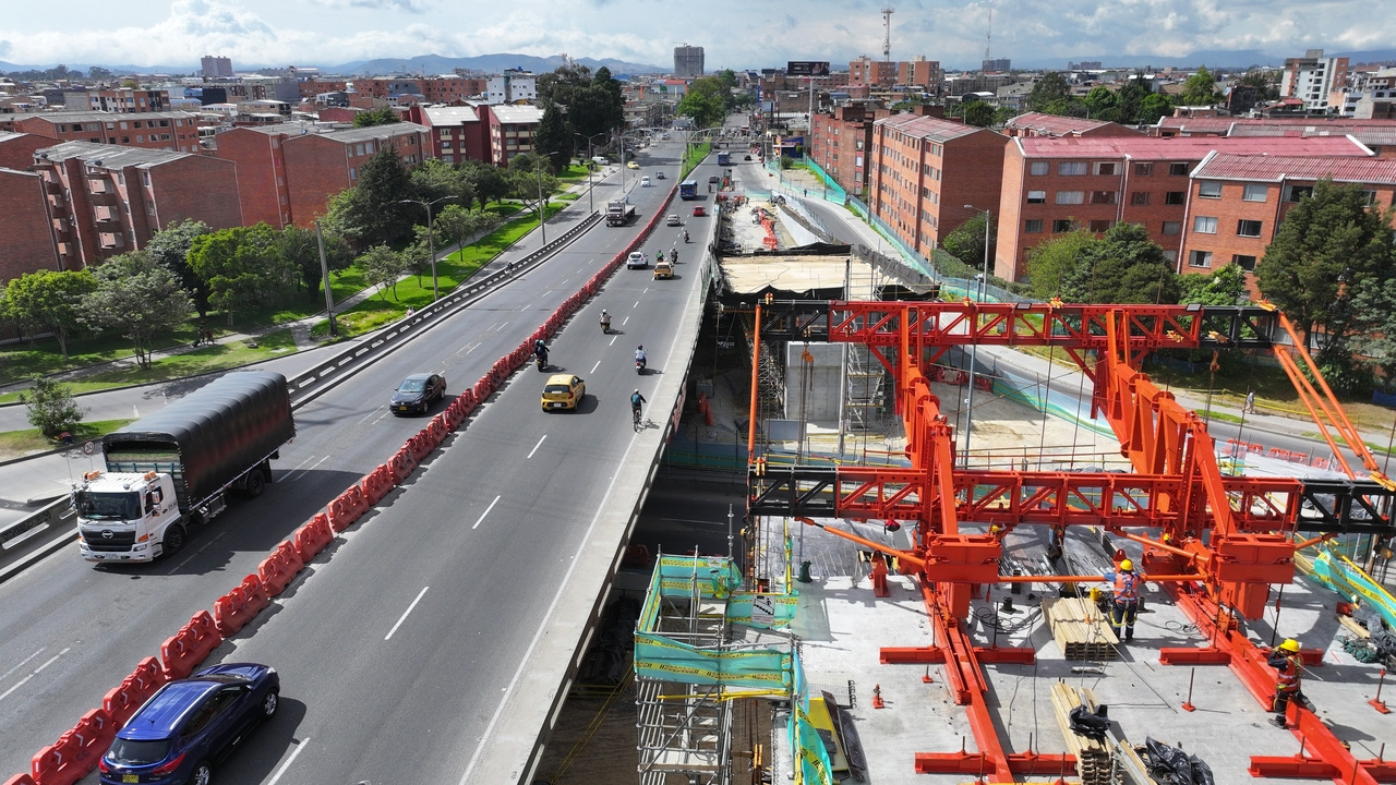 Foto del puente vehicular en uso en la zona de El Pulpo donde se ven los maletines que desvían el flujo de vehicular de la zona