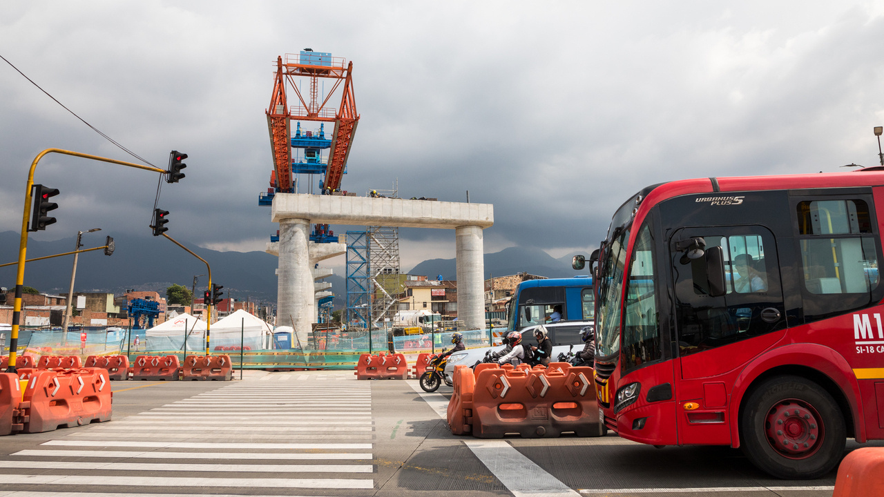Una viga lanzadora en el sector de la calle 8 sur, un transmilenio se alcanza a ver en la esquina inferior derecha