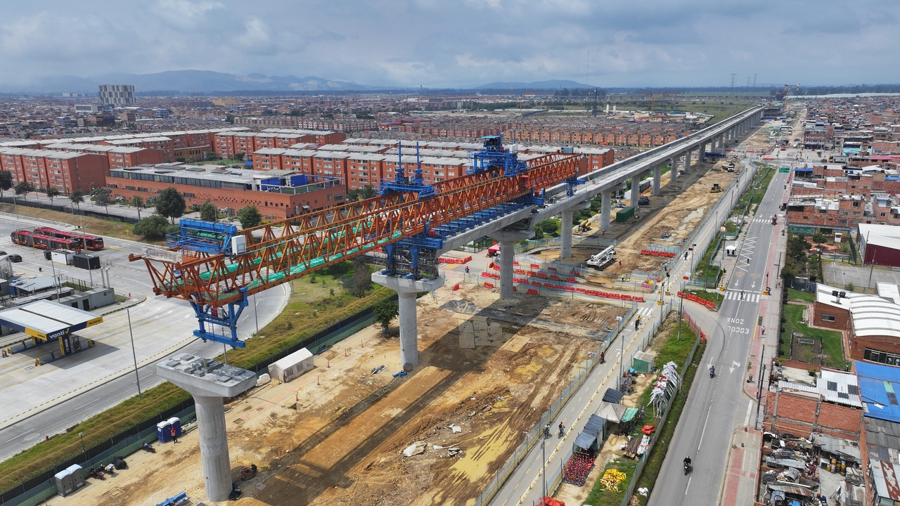 Sobrevuelo viaducto en construcción con la viga lanzadora Sobrevuelo viaducto en construcción con la viga lanzadora