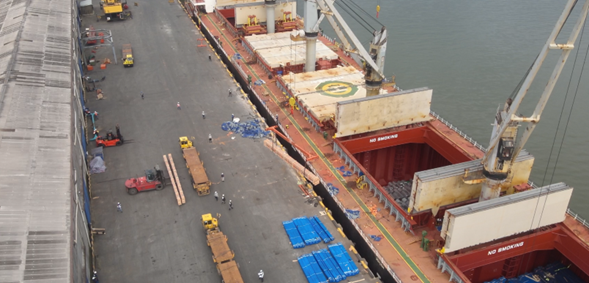 Tercer Riel arribando en buque