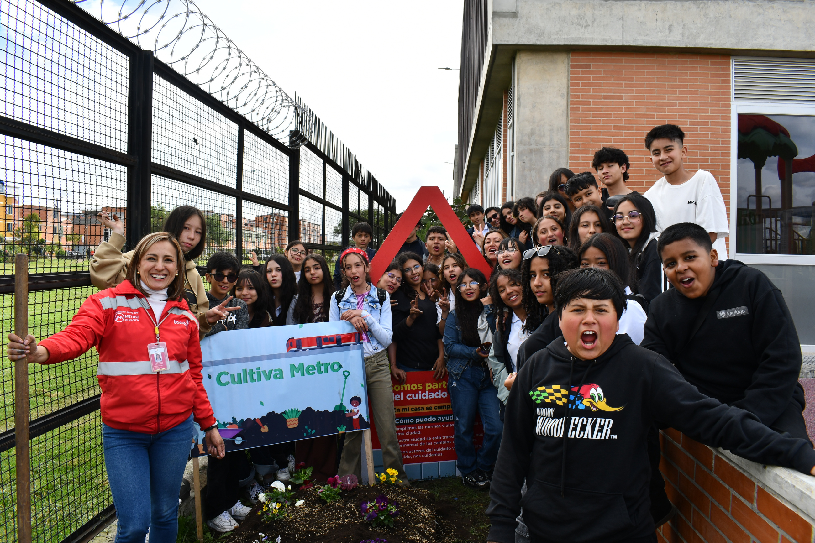 Comunidad y estudiantes que construyen la huerta urbana en Bosa