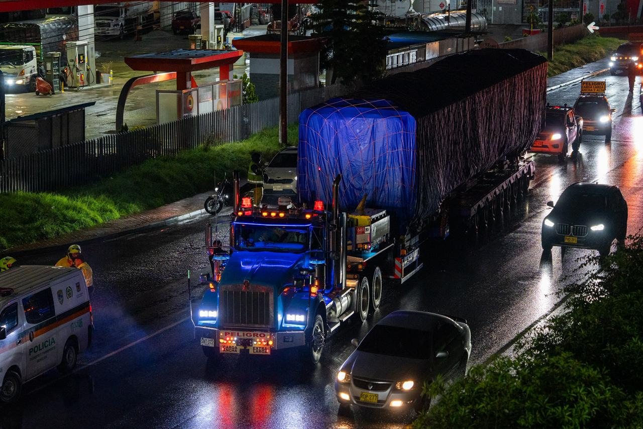 Cama baja que transporta uno de los vagones del tren