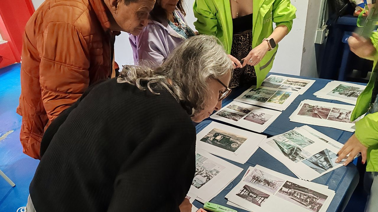 Personas realizando un collage