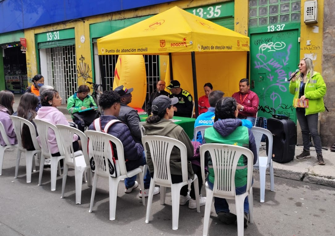 personas reunidas escuchando a una de las trabajadoras del Metro