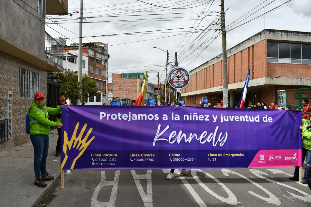 Personas sosteniendo un pendón