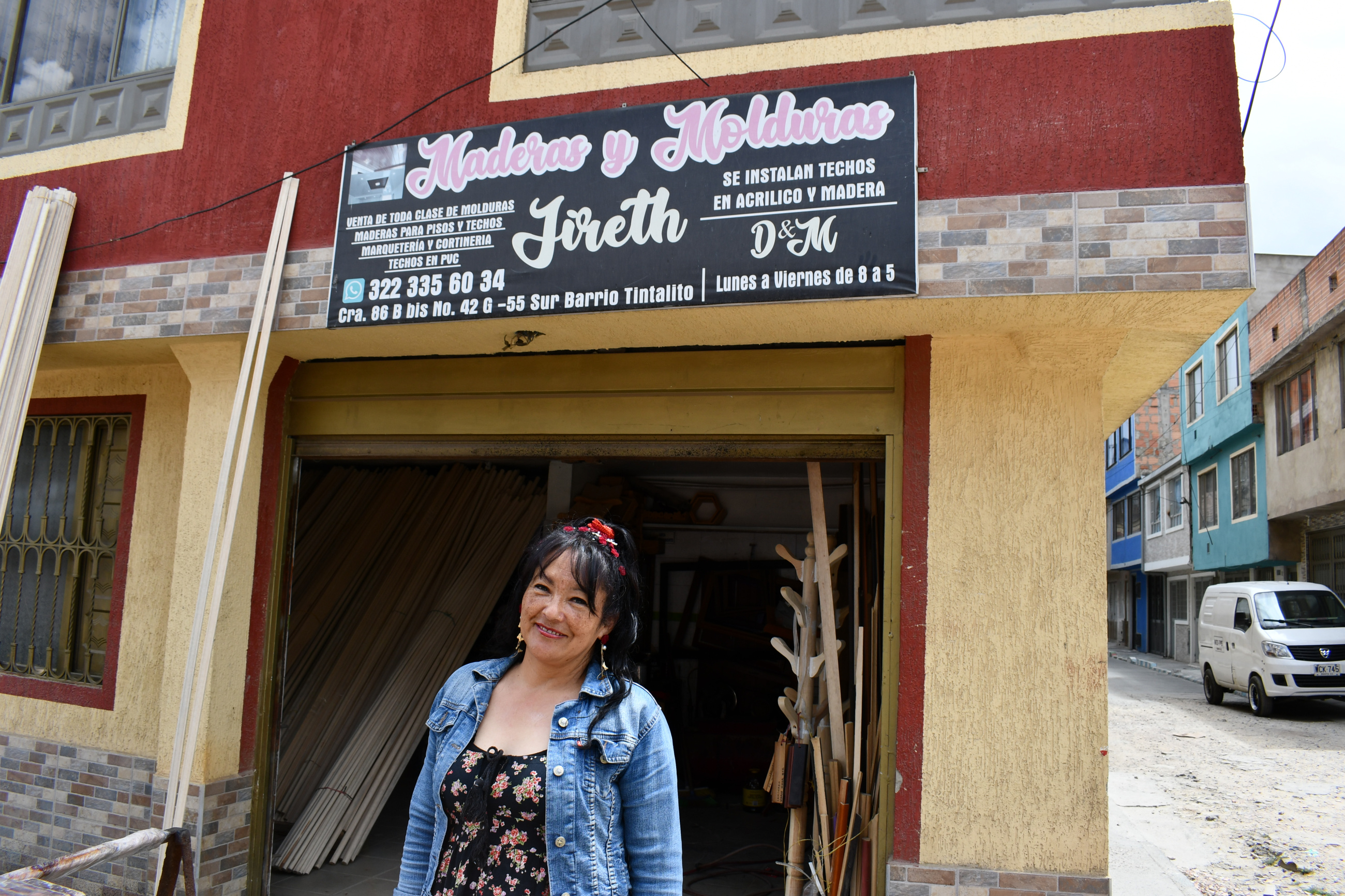 Doña Mariela frente a su negocio