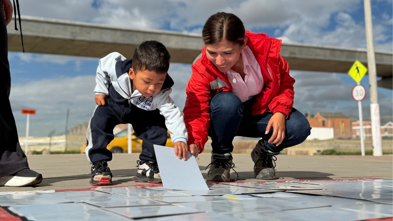 Mujer y niño en la actividad de Buscaminas