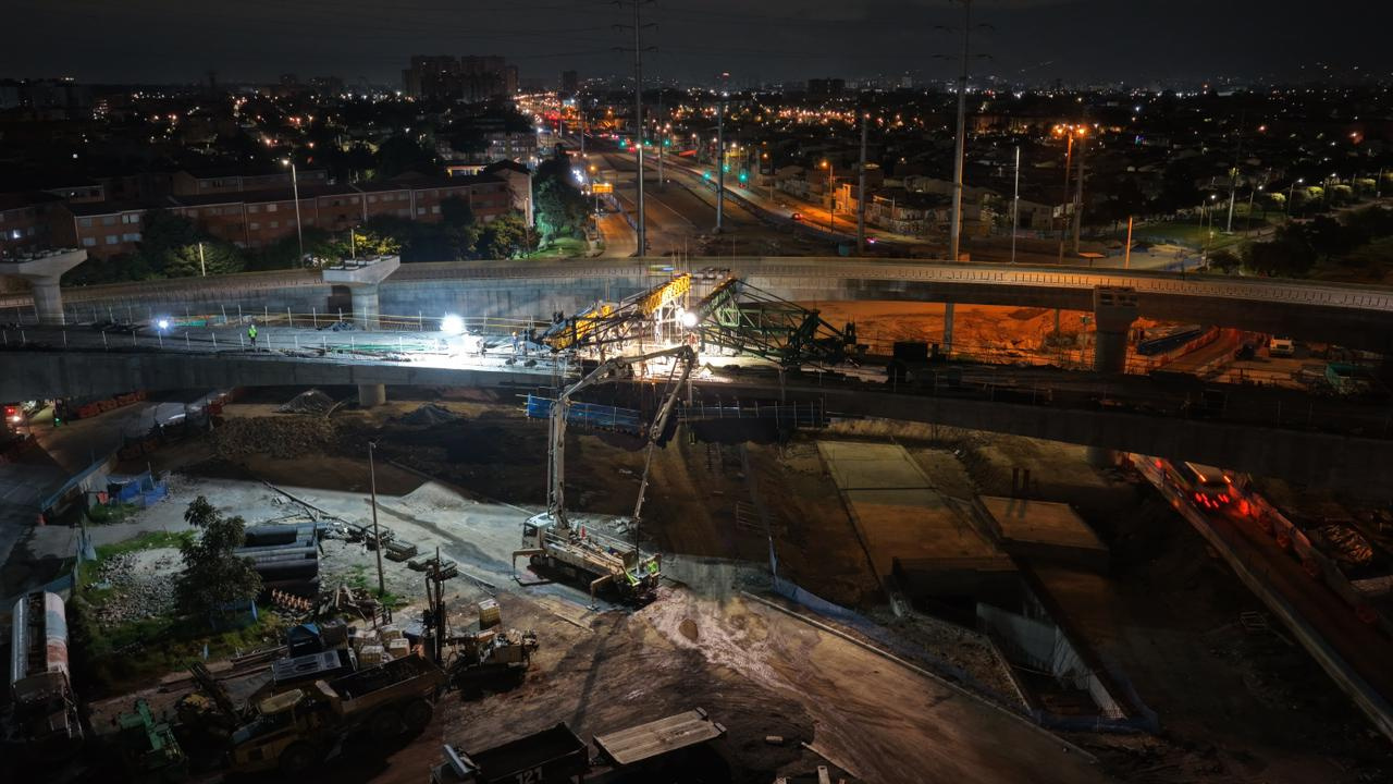 Visión nocturna del puente sur terminado en la avenida Primero de Mayo con avenida 68