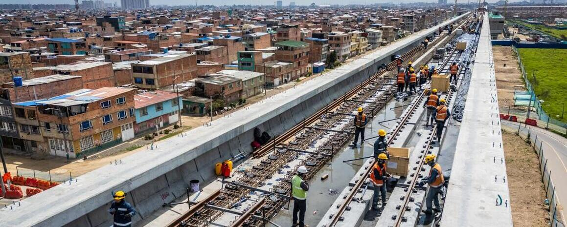 Viaducto con trabajadores trabajando en la instalaci&oacute;n de la v&iacute;a f&eacute;rrea