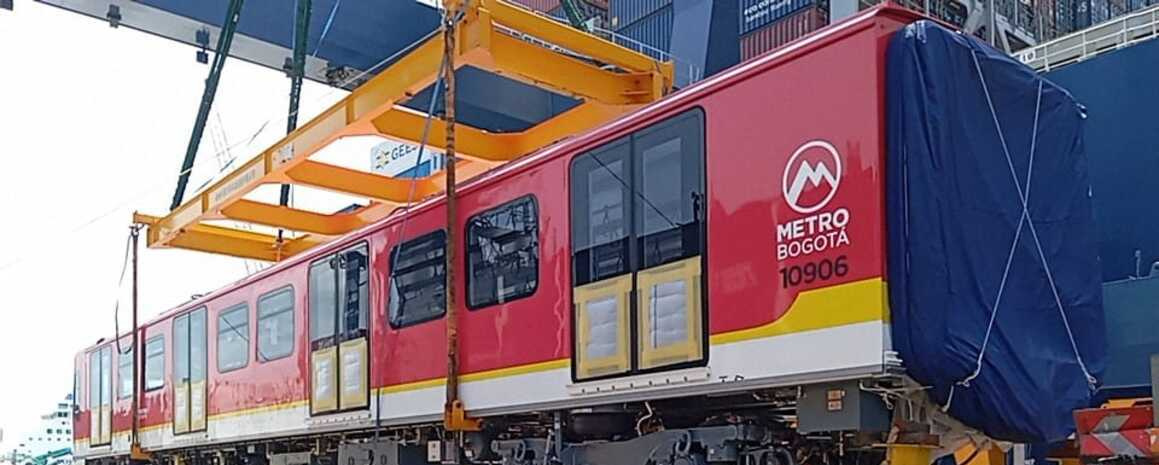 Octavo tren del Metro siendo descargado del buque