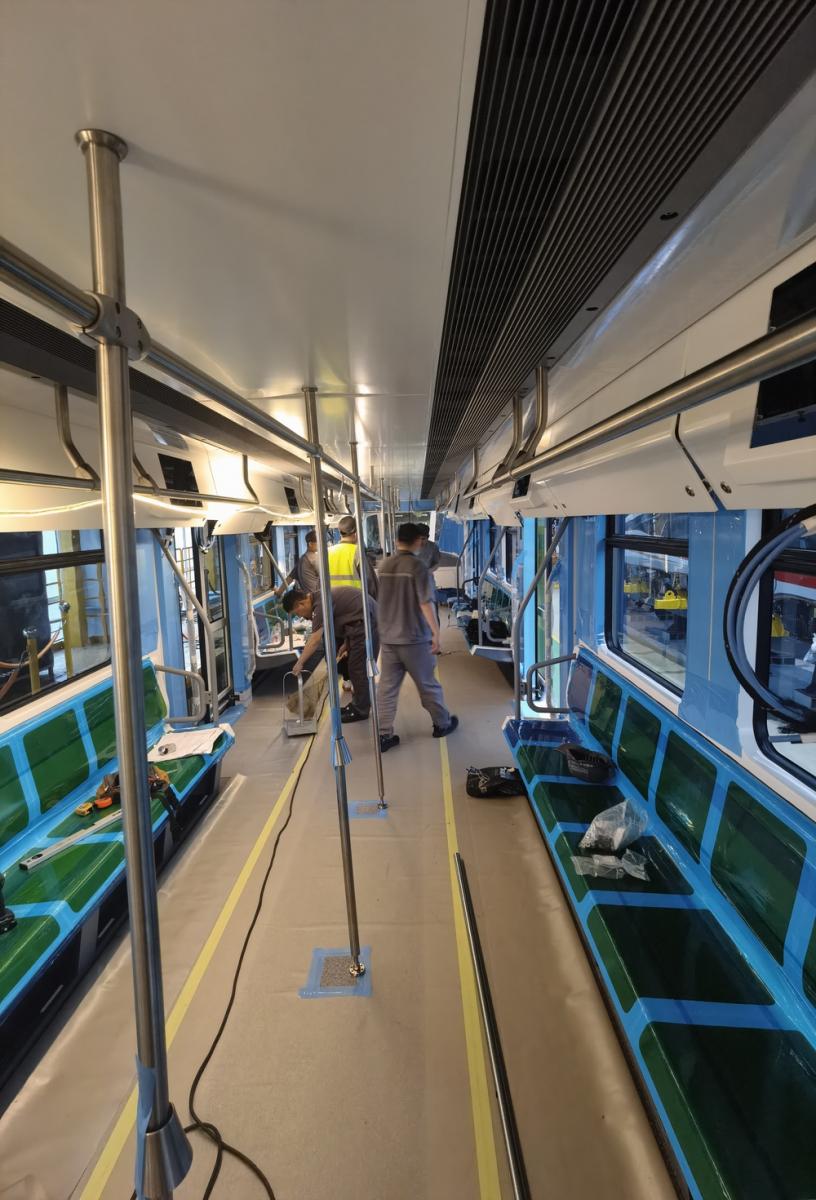 Visión interna del vagón verde del metro