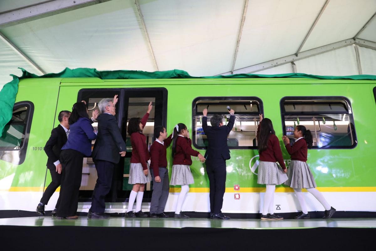 Vagón del metro destapado completamente por las personas